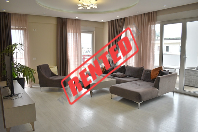 Apartament 3+1 me qira ne rrugen Hamdi Sina tek Liqeni i Thate&nbsp;ne Tirane.
Pozicionohet ne kati